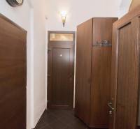 Centrum Košíc - 2-izb.tehlový byt s parkovaním vo dvore - Chodba 2-izbového bytu s tmavými dverami a úložnými skriňami.