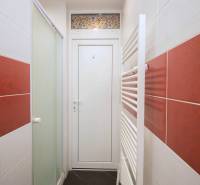 Centrum Košíc - 2-izb.tehlový byt s parkovaním vo dvore - Kúpeľňa v 2-izbovom byte s červenými obkladmi a bielymi dverami.