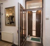 Centrum Košíc - 2-izb.tehlový byt s parkovaním vo dvore - Vstupná chodba s drevenými dverami, zrkadlom a závesmi v 2-izbovom byte.