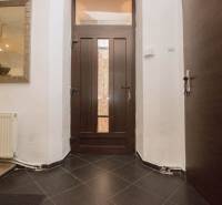 Centrum Košíc - 2-izb.tehlový byt s parkovaním vo dvore - Vstupná chodba s tmavými dverami, zrkadlom a radiátorom v 2-izbovom byte.