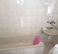 Predám Rodinný dom v Strekove - Kúpeľňa s vaňou a umývadlom v rodinnom dome, svetlé obklady a dlažba.