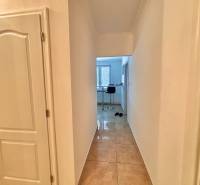 Luxusný dvojizbový byt v Oščadnici- TOP cena! - Chodba v 2-izbovom byte s dlažbou a otvoreným výhľadom do kuchyne.
