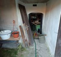 Samota Nová Baňa – Štále s hospodárskymi stavbami  - Úložný priestor rodinného domu: náradie, vedro, kvetináč, lopata, police, stena.