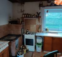 Samota Nová Baňa – Štále s hospodárskymi stavbami  - Kuchyňa s pieckou a oknom, vidiecky štýl, v rodinnom dome, ponuka nehnuteľností.