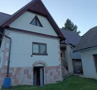 Samota Nová Baňa – Štále s hospodárskymi stavbami  - Rodinný dom s dvoma strechami, farebnou fasádou a s kamenným obložením, v príjemnom prostredí.