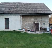 Samota Nová Baňa – Štále s hospodárskymi stavbami  - Rodinný dom s neomietnutou fasádou, šikmou strechou, trávnikom a záhradným náradím.