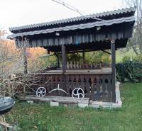 Samota Nová Baňa – Štále s hospodárskymi stavbami  - Drevený altánok s dekoráciami a grilom na záhrade pri rodinnom dome.