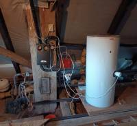 Samota Nová Baňa – Štále s hospodárskymi stavbami  - Bojler a zariadenia vo vidieckom dome, podkrovie obklopené drevenými trámami.