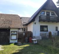 Samota Nová Baňa – Štále s hospodárskymi stavbami  - Rodinný dom s balkónom, vedľa chatrče, obklopený trávou a prírodou.