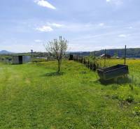 NA PREDAJ PEKNÝ OPLOTENÝ POZEMOK 719m2, SABINOV  - Trávnatý pozemok s výhľadom na kopce v okolí Sabinova vhodný na bývanie.