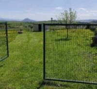 NA PREDAJ PEKNÝ OPLOTENÝ POZEMOK 719m2, SABINOV  - Brána a trávnatý pozemok v Sabinove, vhodné na bývanie.
