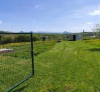 NA PREDAJ PEKNÝ OPLOTENÝ POZEMOK 719m2, SABINOV  - Zeleň a výhľad na okolie v Sabinove pre Pozemky - bývanie vhodné pre rodiny.