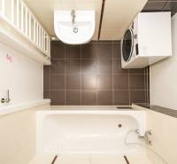 3i byt + záhradka 94m2 + parking, Vinohrady, Trenčín - Kúpeľňa s vaňou a práčkou v 3-izbovom byte, čistý a jednoduchý dizajn.