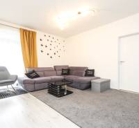 3i byt + záhradka 94m2 + parking, Vinohrady, Trenčín - Obývačka v 3-izbovom byte s pohodlnou sedačkou a dekoráciou na stene.