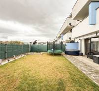 3i byt + záhradka 94m2 + parking, Vinohrady, Trenčín - Záhrada 3-izbového bytu na ulici Vladimíra Predmerského v Trenčíne s nábytkom a trampolínou.