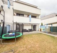 3i byt + záhradka 94m2 + parking, Vinohrady, Trenčín - Pred domom na Vladimíra Predmerského v Trenčíne je trampolína, terasa a detský domček.