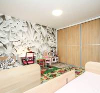 3i byt + záhradka 94m2 + parking, Vinohrady, Trenčín - Detská izba v 3-izbovom byte s posteľou, dekorom, skriňou a herným kútikom.