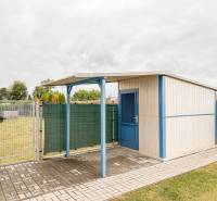 3i byt + záhradka 94m2 + parking, Vinohrady, Trenčín - Záhradný prístrešok s bránou na ulici Vladimíra Predmerského v Trenčíne.