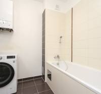 3i byt + záhradka 94m2 + parking, Vinohrady, Trenčín - Kúpeľňa s vaňou a práčkou v 3-izbovom byte, svetlé obklady a tmavá dlažba.