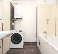 3i byt + záhradka 94m2 + parking, Vinohrady, Trenčín - Kúpeľňa v 3-izbovom byte s vaňou, umývadlom a práčkou.