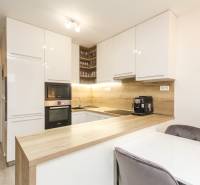 3i byt + záhradka 94m2 + parking, Vinohrady, Trenčín - Kuchyňa v 3-izbovom byte s drevenou pracovnou doskou a vstavanými spotrebičmi.