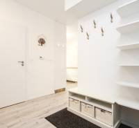 3i byt + záhradka 94m2 + parking, Vinohrady, Trenčín - Chodba 3-izbového bytu s bielymi stenami, úložným priestorom a vešiakmi na kabáty.