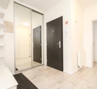 3i byt + záhradka 94m2 + parking, Vinohrady, Trenčín - Vstupná chodba so zrkadlovou skriňou a bielymi policami v 3-izbovom byte.