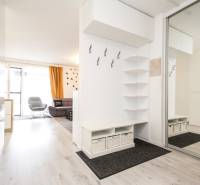 3i byt + záhradka 94m2 + parking, Vinohrady, Trenčín - Chodba v 3-izbovom byte s vešiakom, zrkadlom a výhľadom na obývačku.