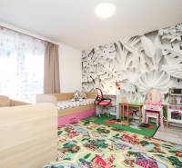3i byt + záhradka 94m2 + parking, Vinohrady, Trenčín - Detská izba s poschodovou posteľou, stolíkom, kreslom a hracím kobercom v 3-izbovom byte.