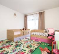 3i byt + záhradka 94m2 + parking, Vinohrady, Trenčín - Detská izba v 3-izbovom byte s posteľami, kobercom a písacím stolom.