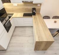 3i byt + záhradka 94m2 + parking, Vinohrady, Trenčín - Svetlá kuchyňa s jedálenským stolom v 3-izbovom byte s drevenou pracovnou doskou.