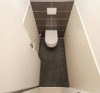 3i byt + záhradka 94m2 + parking, Vinohrady, Trenčín - Toaleta v 3-izbovom byte s bielymi a tmavými obkladmi na stenách.