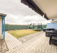 3i byt + záhradka 94m2 + parking, Vinohrady, Trenčín - Exteriér 3-izbového bytu na ulici Vladimíra Predmerského v Trenčíne s terasou a záhradou.