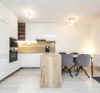 3i byt + záhradka 94m2 + parking, Vinohrady, Trenčín - Kuchyňa s ostrovčekom a jedálenským stolom v 3-izbovom byte, svetlé farby.