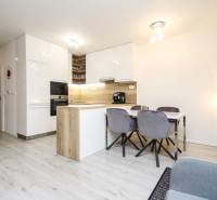3i byt + záhradka 94m2 + parking, Vinohrady, Trenčín - Kuchyňa v 3-izbovom byte s modernými spotrebičmi, jedálenským stolom a drevenými podlahami.