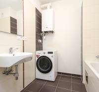 3i byt + záhradka 94m2 + parking, Vinohrady, Trenčín - Kúpeľňa v 3-izbovom byte s práčkou, umývadlom a vaňou.