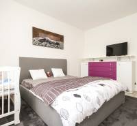 3i byt + záhradka 94m2 + parking, Vinohrady, Trenčín - Spálňa v 3-izbovom byte s manželskou posteľou, televízorom a detskou postieľkou.