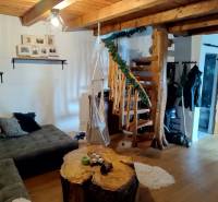 Rekreačná chata Nová Baňa - Drozdovo - Chata so schodmi z dreveného polena, originálny stôl a pohodlná obývačka na oddych.