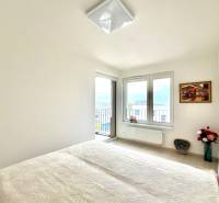 Súčasný 2-izbový byt v novostavbe – Matadorka  - Svetlá izba v dvojgarsónke s oknami, výraznou posteľou a dekoráciami.