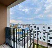 Súčasný 2-izbový byt v novostavbe – Matadorka  - Výhľad na sídlisko z balkóna dvojgarsónky na Kopčianskej ulici v Bratislave - Petržalke.