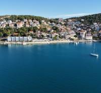 ☀Ciovo/Trogir(HR)-moderné byty v novostavbe s výhľadom na more☀ - Pobrežie s jachtami a domami v Ciove pri rekreačných apartmánoch.