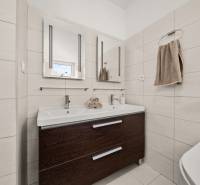 MODERNÝ 5-IZBOVÝ RODINNÝ DOM V ČUNOVE: 180m2 KOMFORTU A TICHA - Kúpeľňa v rodinnom dome s dvojitým umývadlom a tmavým kabinetom.