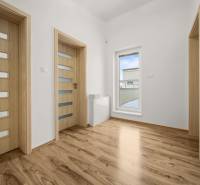 MODERNÝ 5-IZBOVÝ RODINNÝ DOM V ČUNOVE: 180m2 KOMFORTU A TICHA - Interiér rodinného domu s podlahou s dreveným dekorom a dverami s presklením.