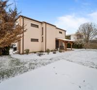 MODERNÝ 5-IZBOVÝ RODINNÝ DOM V ČUNOVE: 180m2 KOMFORTU A TICHA - Rodinný dom na ulici Konopiská v Bratislave - Čunove so zasneženou záhradou.