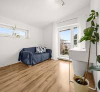 MODERNÝ 5-IZBOVÝ RODINNÝ DOM V ČUNOVE: 180m2 KOMFORTU A TICHA - Pokoj v rodinnom dome s pohovkou, oknami a podlahou s dreveným dekorom.