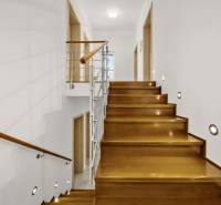 MODERNÝ 5-IZBOVÝ RODINNÝ DOM V ČUNOVE: 180m2 KOMFORTU A TICHA - Schodisko s dreveným dekorom a zábradlím v rodinnom dome.