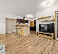 MODERNÝ 5-IZBOVÝ RODINNÝ DOM V ČUNOVE: 180m2 KOMFORTU A TICHA - Obývačka v rodinnom dome s kuchyňou a podlahou s dreveným dekorom.