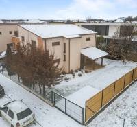 MODERNÝ 5-IZBOVÝ RODINNÝ DOM V ČUNOVE: 180m2 KOMFORTU A TICHA - Rodinný dom v Bratislave - Čunove na ulici Konopiská, zasnežená ulica, autá zaparkované.