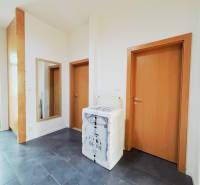 Prenájom, 2-izbový byt, M.R.Štefánika, Exkluzívne Reality IQ  - Chodba v 2-izbovom byte s tmavou podlahou a drevenými dverami.