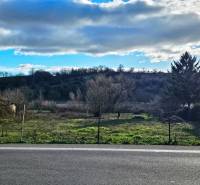 Predáme stavebný pozemok o výmere 1000 m2 v obci Čifáre, okr. Nitra - Pozemok na bývanie v Čifároch, ulici Čifáre, obkolesený prírodou a stromami.